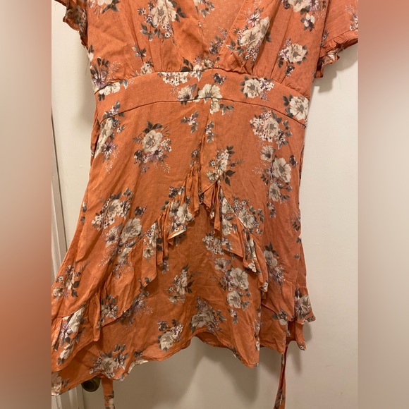 Sadie & Sage Plunge Neck Mini Dress Size Large Peach Floral - Picture 3 of 10